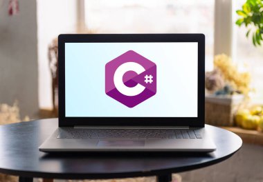 Bilgisayar ekranında C diyez logosu