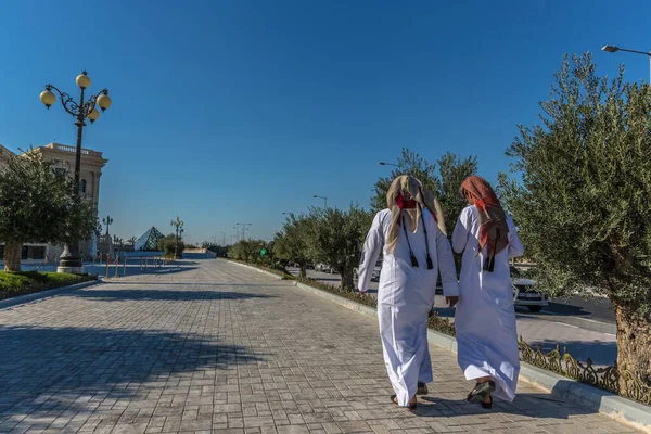 Doha Qatar 2018 January 19Th Two Qatari Male Walking Traditional —  Fotos de Stock