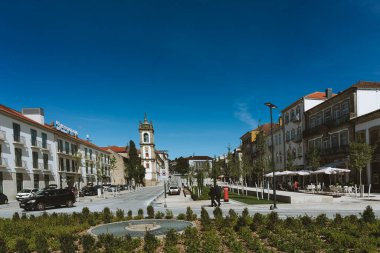Vila Real, Portekiz - 15 Eylül 2021 - Vila Real 'de güneşli bir günde inanılmaz bir bulvar