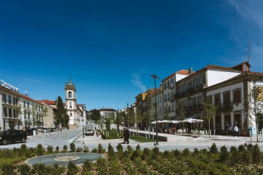 Vila Real, Portekiz - 15 Eylül 2021 - Vila Real 'de güneşli bir günde inanılmaz bir bulvar