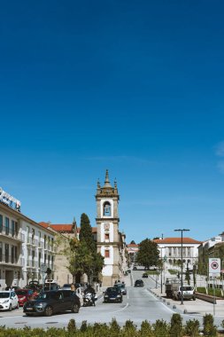 Vila Real, Portekiz - 15 Eylül 2021 - Vila Real 'in ana yolundan geçen arabalar