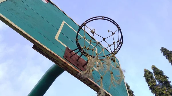 Framsidan Vinkel Syn Dunkel Grön Gammal Basket Båge Och Brutet — Stockfoto