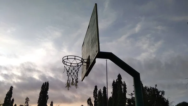 Framsidan Vinkel Syn Dunkel Grön Gammal Basket Båge Och Brutet — Stockfoto