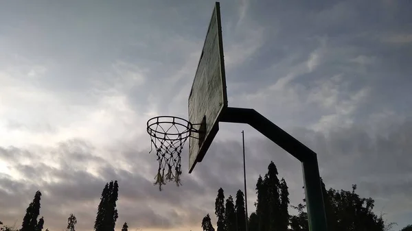 Framsidan Vinkel Syn Dunkel Grön Gammal Basket Båge Och Brutet — Stockfoto