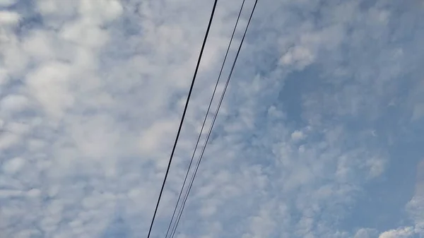 Электрические Провода Циркумулярные Облака Голубого Неба — стоковое фото
