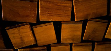 Odanın köşesine istiflenmiş kahverengi tahta kutu.