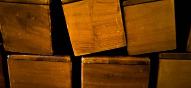 Odanın köşesine istiflenmiş kahverengi tahta kutu.