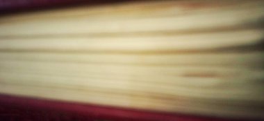 Arka planda loş bir arka plan olan eski kitabın odak kâğıdından. Kütüphane, ofis, kampüs ve okul bilgileri için özel ve ticari reklamlar için uygundur.