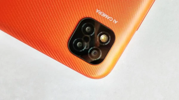 Oranžový Smartphone Kamerami Umělé Inteligence Pod Bíle Šedým Pozadím Vhodné — Stock fotografie