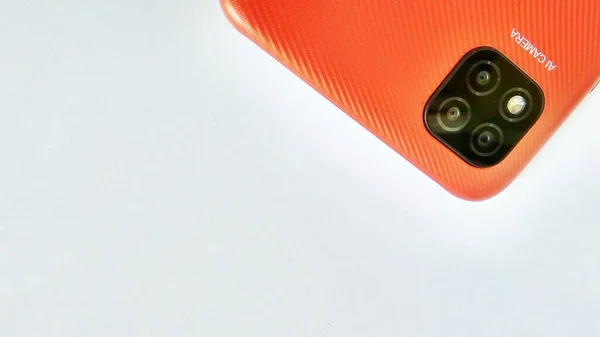 Orange Smartphone Aparatami Sztucznej Inteligencji Białym Szarym Tle Nadaje Się — Zdjęcie stockowe