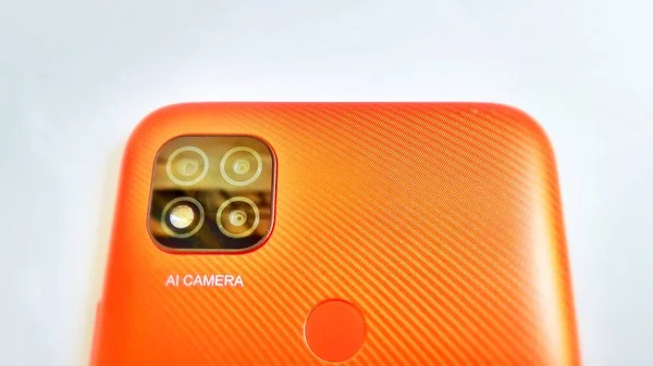 Orangefarbenes Smartphone Mit Kameras Der Künstlichen Intelligenz Vor Weißgrauem Hintergrund — Stockfoto