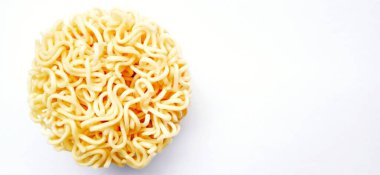 Gri beyaz stüdyo arka planında izole edilmiş negatif alanı olan pişmemiş hazır erişteler. Yemek arka planı tasarımı. Gıda ve içecek endüstrisinin ve şirketlerin tanıtımı için uygun, gıda reklamcılığı.