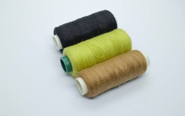 Makarna iplikleri. Makaraların farklı renklerinde dikiş ipliklerinin yakın plan çekimi, boş alan.