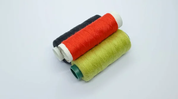 Spool Threads Close Linhas Costura Cores Diferentes Bobinas Espaço Livre — Fotografia de Stock