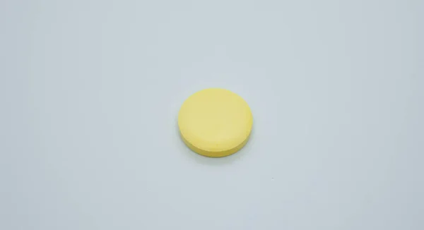 Nahaufnahme Einer Einzigen Gelben Pille Mit Vitamin Isoliert Auf Weißem — Stockfoto