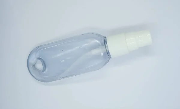 干净的清洁剂塑料瓶 白灰背景上的空透明塑料泵容器 用于防腐凝胶 防腐液和化妆品肥皂 — 图库照片