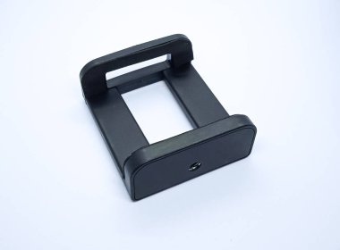 Basit klemp ya da U şeklinde akıllı telefon siyah plastik tutucu, gri beyaz arka planda izole edilmiş, kapat.