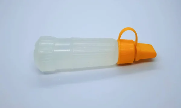 Klej Piśmienny Plastikowej Butelce Izolowany Białym Szarym Tle Zbliżenie Plastikowa — Zdjęcie stockowe
