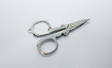 Beyaz gri arka planda izole edilmiş, eski ve geleneksel gümüş renkli makas..