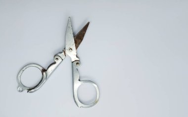 Beyaz gri arka planda izole edilmiş, eski ve geleneksel gümüş renkli makas..