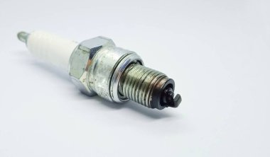 Kullanılmış motorsiklet bujisi, gri beyaz arka planda izole edilmiş, yakın plan, negatif boşluk.