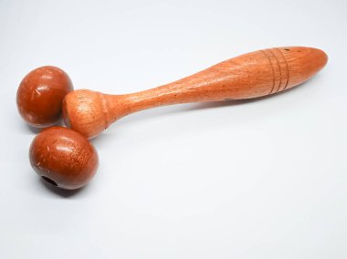 Yüz masajı, gri beyaz arka planda izole edilmiş. Yuvarlak tekerlekli ahşap el masajcısı. El bilgisayarı masaj aleti. Ağrı kesici için kullanışlı bir basınç silindiri..
