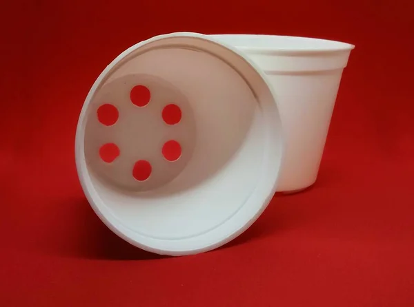 Petit Pot Plastique Blanc Isolé Sur Fond Rouge Pot Fleurs — Photo