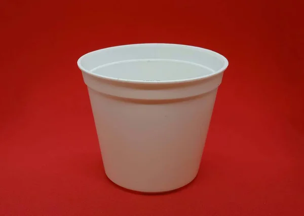 Petit Pot Plastique Blanc Isolé Sur Fond Rouge Pot Fleurs — Photo