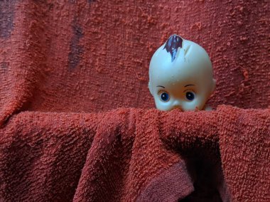 Bebek resmi, kırmızı havlu arka planı.