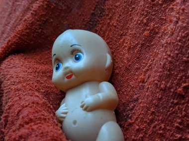 Bebek resmi, kırmızı havlu arka planı.