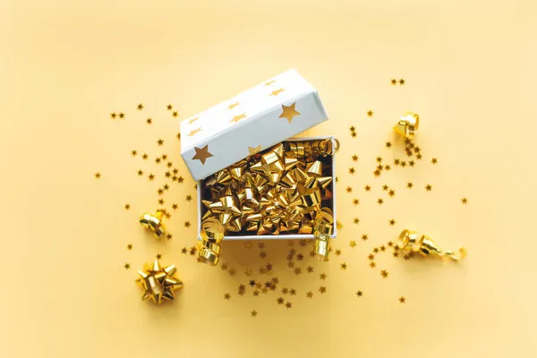 Nyissa ki ajándék fehér doboz tinsel és konfetti arany háttérrel. Karácsonykor, szilveszterkor, díjnyertes, promóció vagy más ünnepi koncepció. — Stock Fotó