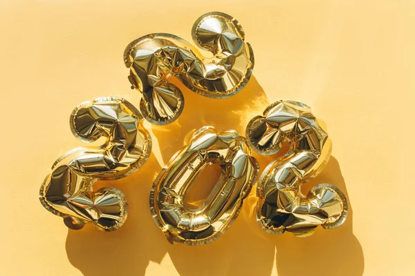 Globos hechos de lámina de oro con los números 2022 sobre un fondo de oro. Celebrando la Navidad, Año Nuevo y el concepto de vacaciones. — Foto de Stock