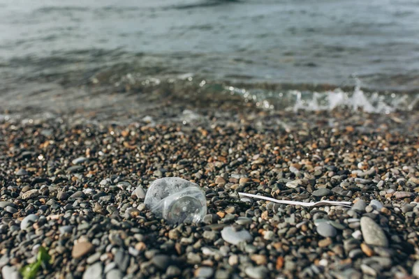 Plastikowe śmieci na plaży morskiej. — Zdjęcie stockowe