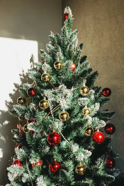 Decoraciones de Navidad en el árbol de Navidad. Celebrando la Navidad, Año Nuevo. — Foto de Stock