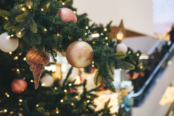 Decoraciones de Navidad en el árbol de Navidad. — Foto de Stock