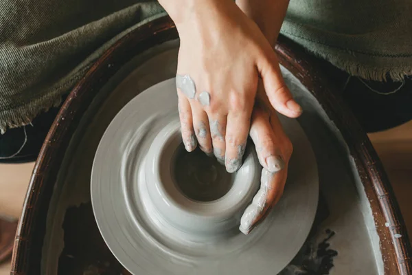 Perempuan pembuat keramik atau pembuat tembikar bekerja dengan roda tembikar di bengkel. Kreatif orang dan kerajinan tangan konsep kelas tembikar. Stok Gambar Bebas Royalti