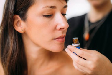 Kadın Ayurveda Pratisyeni Ayurvedic Petrol Tutucusu 