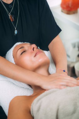 Ayurveda Yüz Masajı 'nı seven kadın