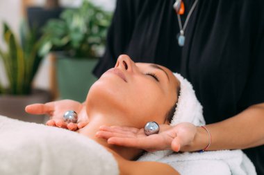 Çin Meditasyon Toplarıyla Yüz Masajı
