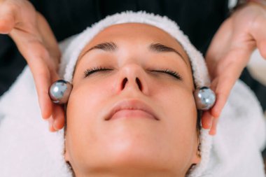 Çin Meditasyon Toplarıyla Yüz Masajı