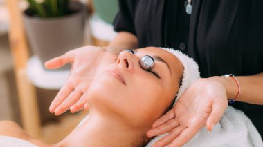 Çin Meditasyon Toplarıyla Yüz Masajı