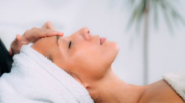 Ayurveda Yüz Masajı 'nı seven kadın