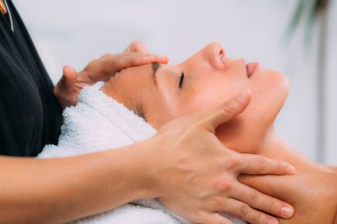 Ayurveda Yüz Masajı 'nı seven kadın