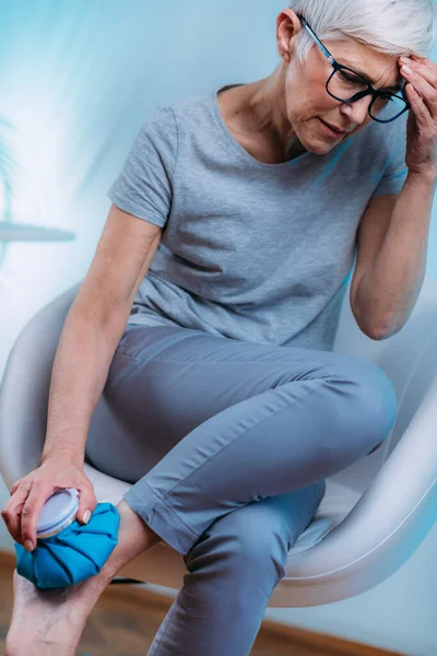 Tratamento Dor Tornozelo Mulher Sênior Segurando Compressa Saco Gelo Uma — Fotografia de Stock