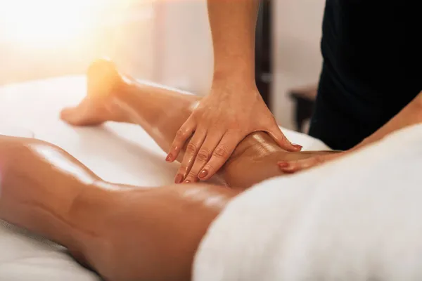 Masaje Celulitis Masajista Masajeando Una Zona Pantorrilla Una Pierna Femenina — Foto de Stock