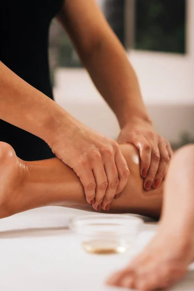 Celulite Massagem Perna Massagista Aplicando Óleo Massagem Bétula Natural Pernas — Fotografia de Stock
