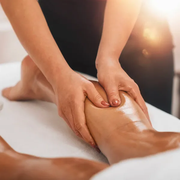 Cellulitis Massage Masseuse Masseren Van Een Kuitgebied Van Een Vrouwelijk — Stockfoto