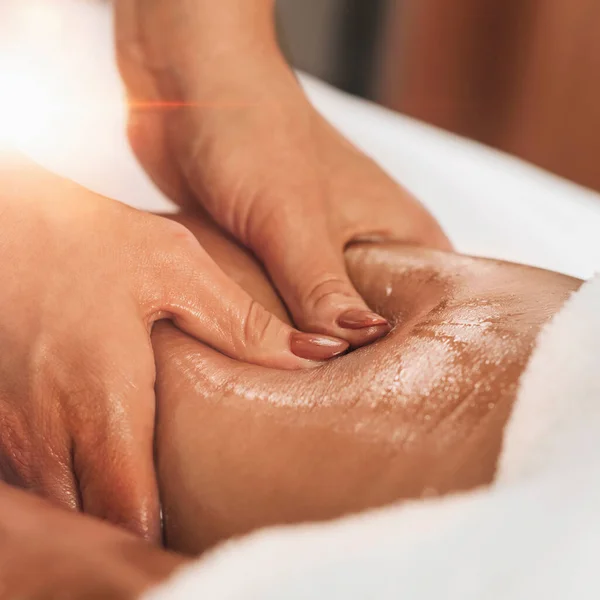 Massagem Celulite Uma Coxa Feminina Mãos Pressionando Isquiotibiais Melhorando Circulação — Fotografia de Stock