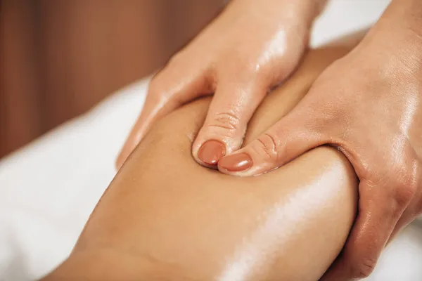 Massagem Drenagem Linfática Mãos Uma Massagista Que Massaja Perna Cliente — Fotografia de Stock