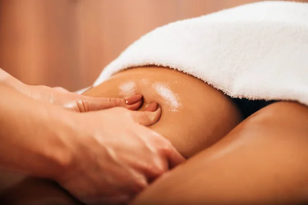 Massagem Celulite Uma Coxa Feminina Mãos Pressionando Isquiotibiais Melhorando Circulação — Fotografia de Stock